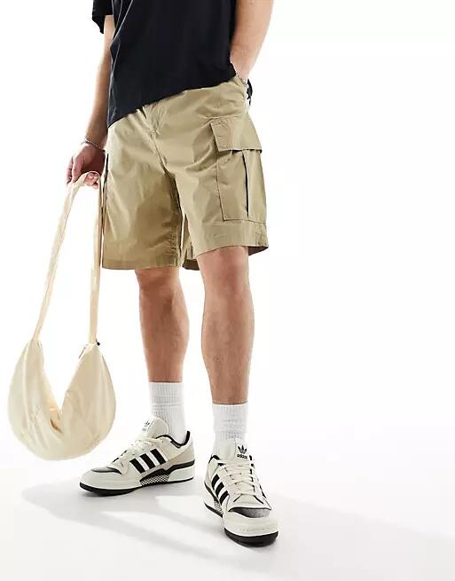 Weekday loose fit cargo shorts in brown Cover