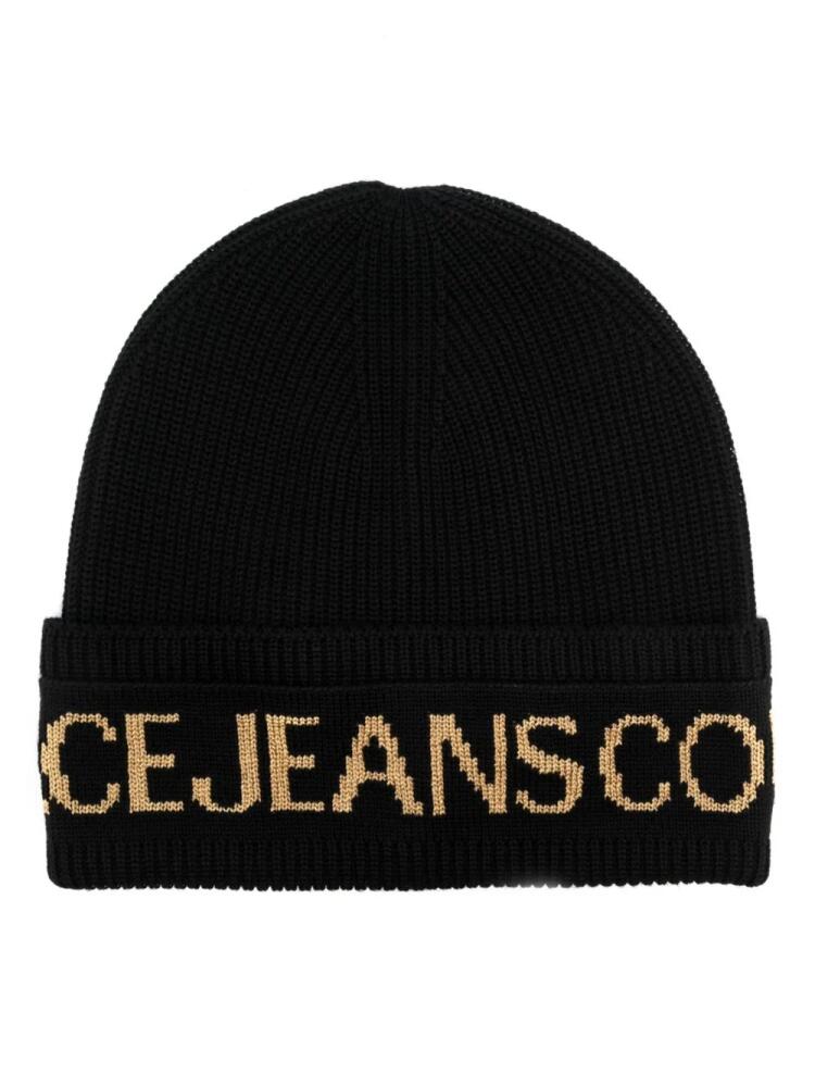 Versace Jeans Couture logo-print ribbed-knit beanie - Black Cover