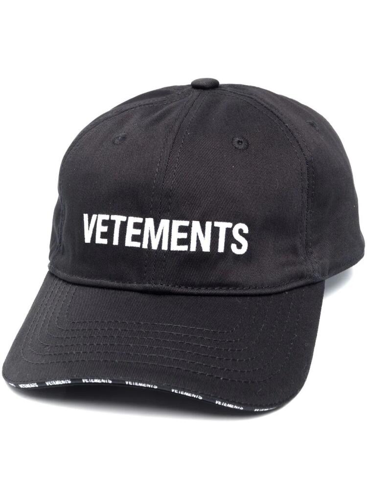 VETEMENTS logo-print six-panel cap - Black Cover