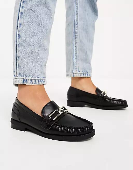 ASOS DESIGN Melodic slim loafer with chain in black Cover