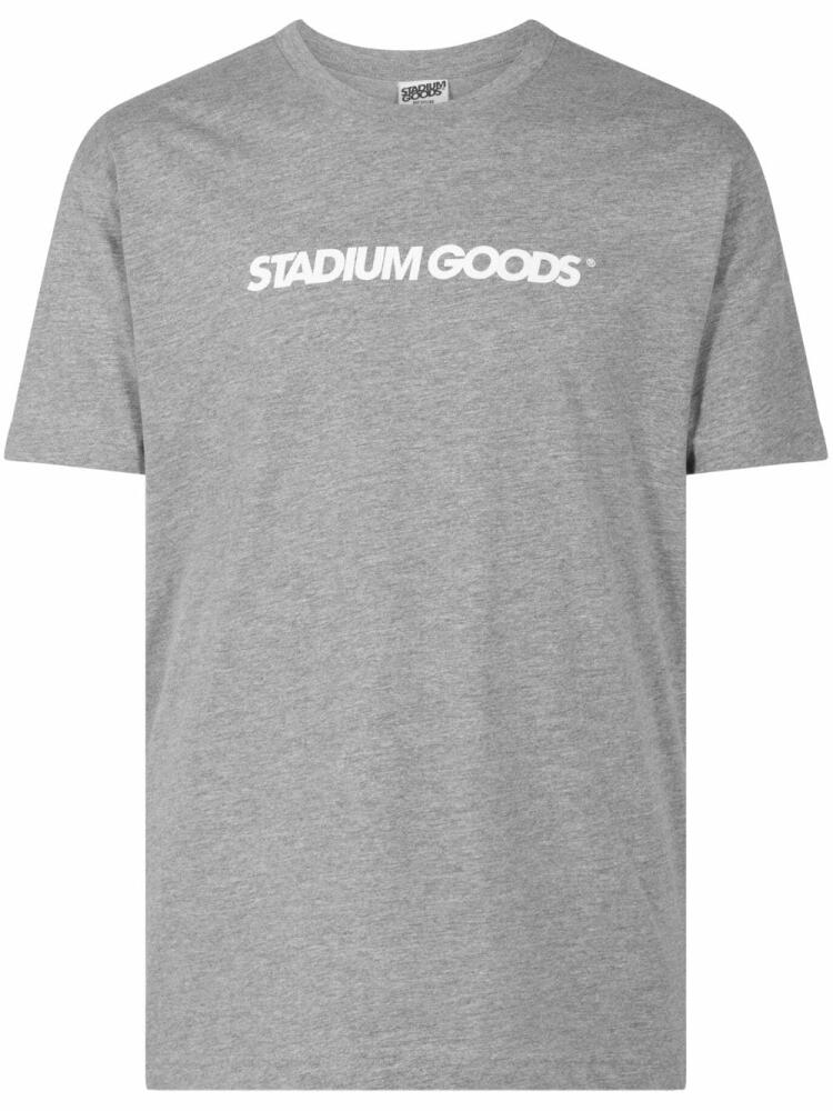 STADIUM GOODS® Horizontal Logo "Grey" T-shirt Cover