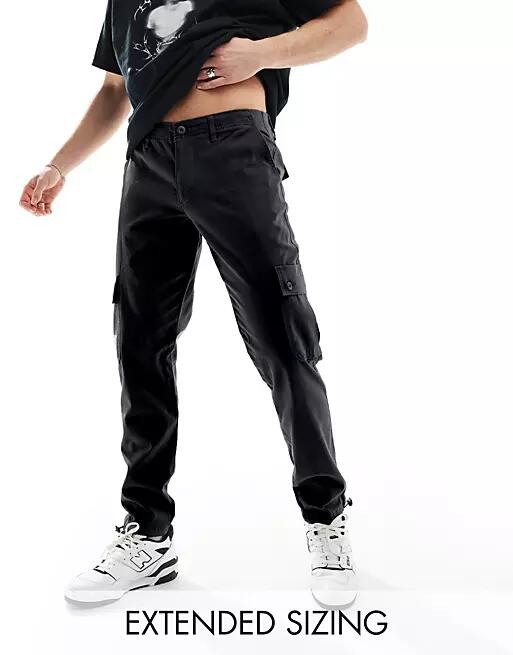 ASOS DESIGN Essential tapered cargo pants in black Cover