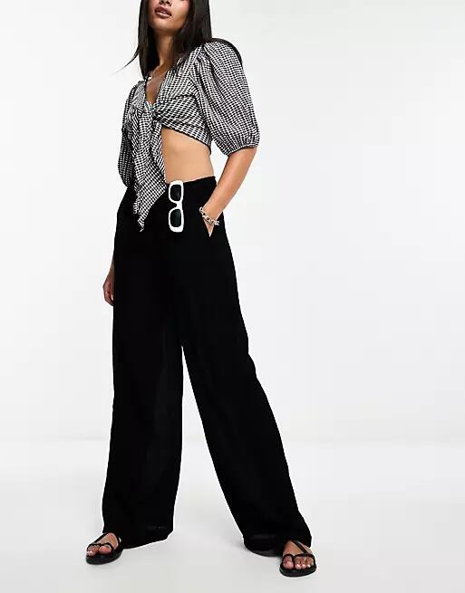 Bershka high waisted crinkle pants in black Cover