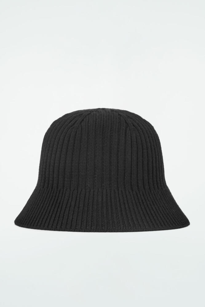 COS RIBBED-KNIT BUCKET HAT Cover