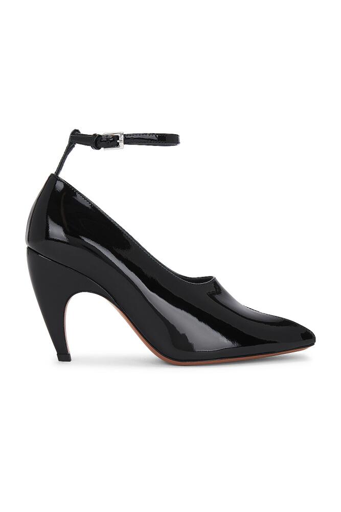 ALAÏA Shark Pump in Black Cover