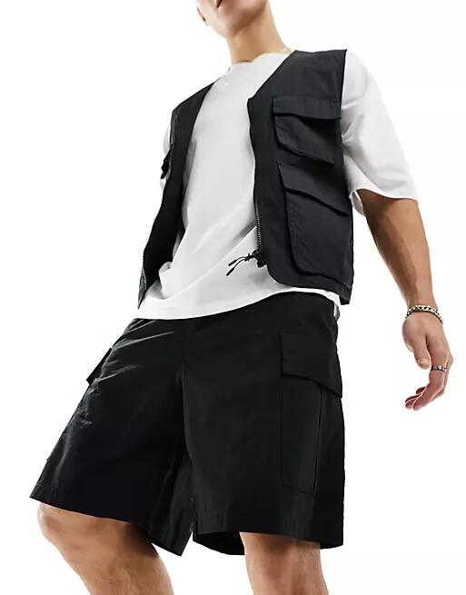 Weekday loose fit cargo shorts in black Cover