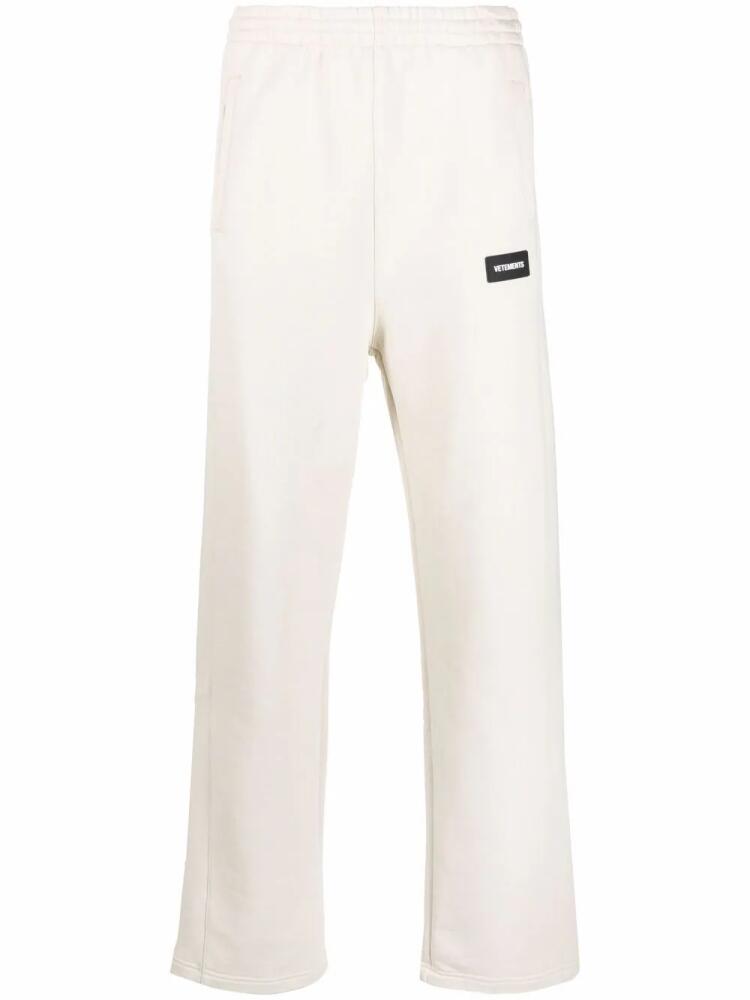 VETEMENTS logo-patch sweatpants - Neutrals Cover