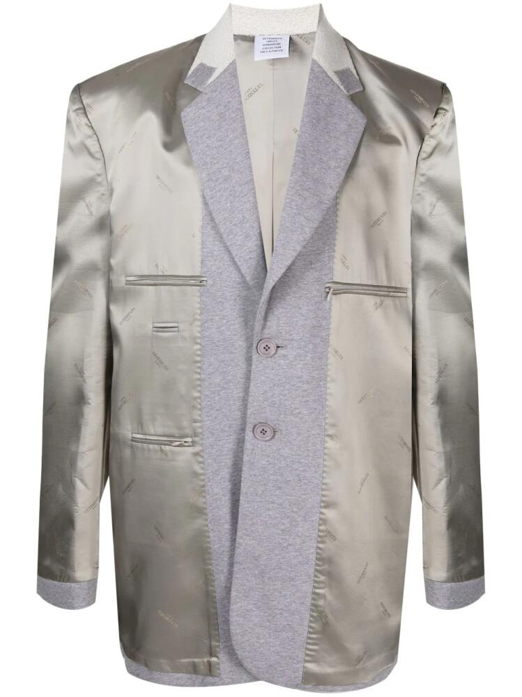 VETEMENTS panelled logo-print blazer - Grey Cover