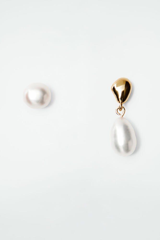 COS MISMATCHED PEARL EARRINGS Cover