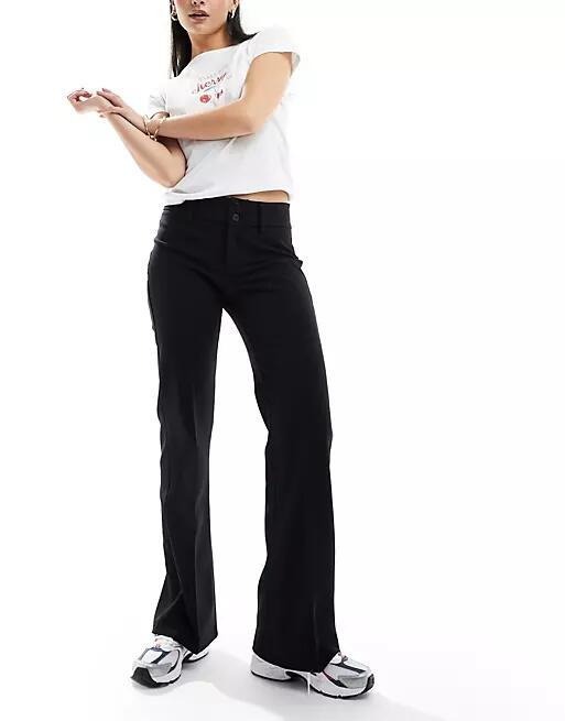 Bershka flared tailored pants in black Cover