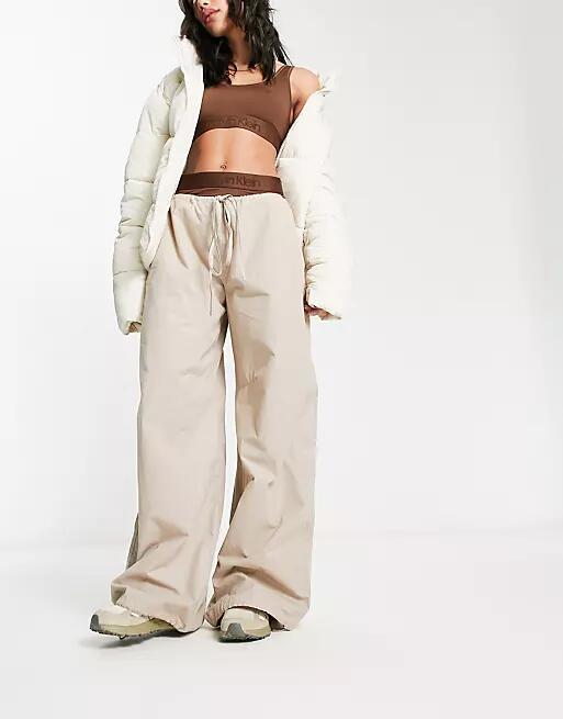 ASOS DESIGN parachute cargo pants in stone-Neutral Cover