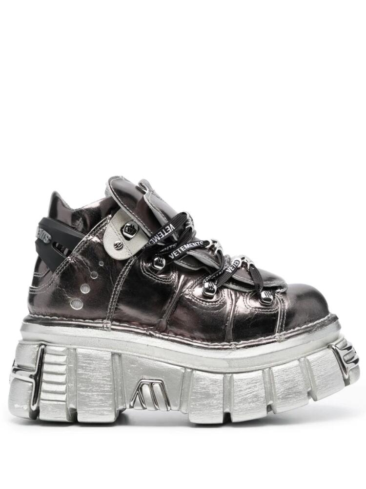 VETEMENTS metallic platform boots - Grey Cover