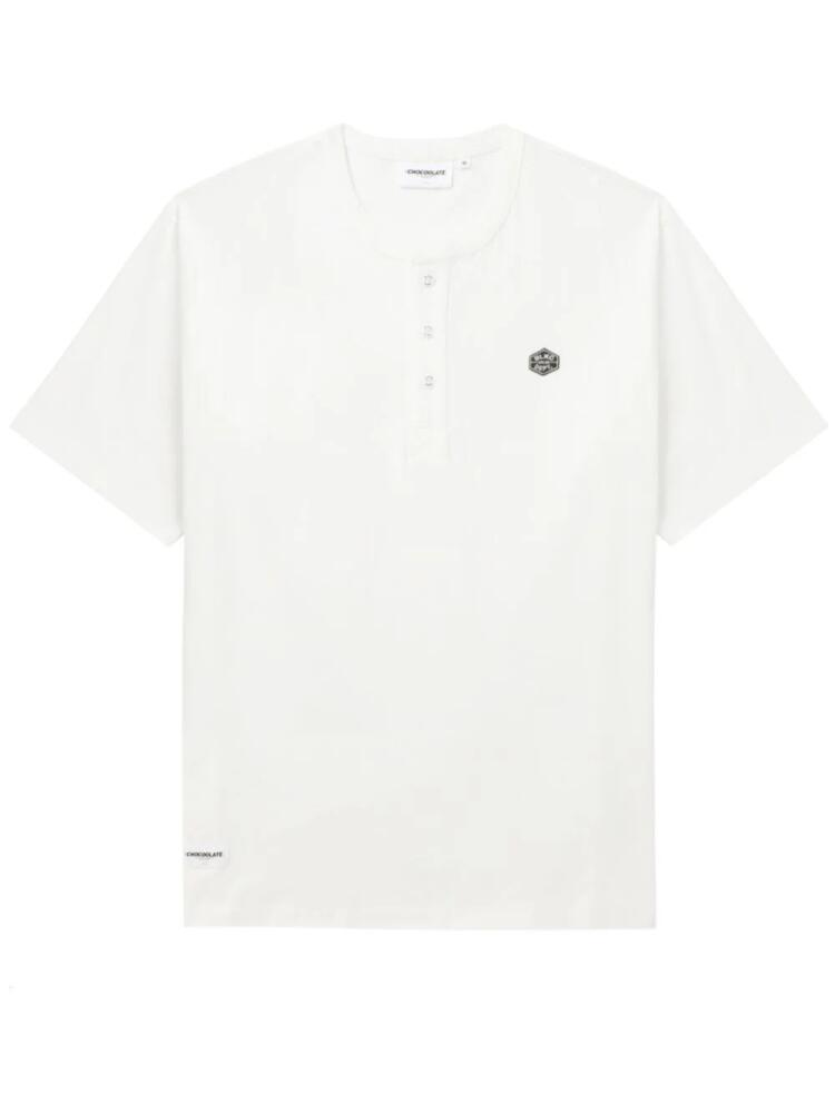 CHOCOOLATE logo-patch cotton Henley T-shirt - White Cover