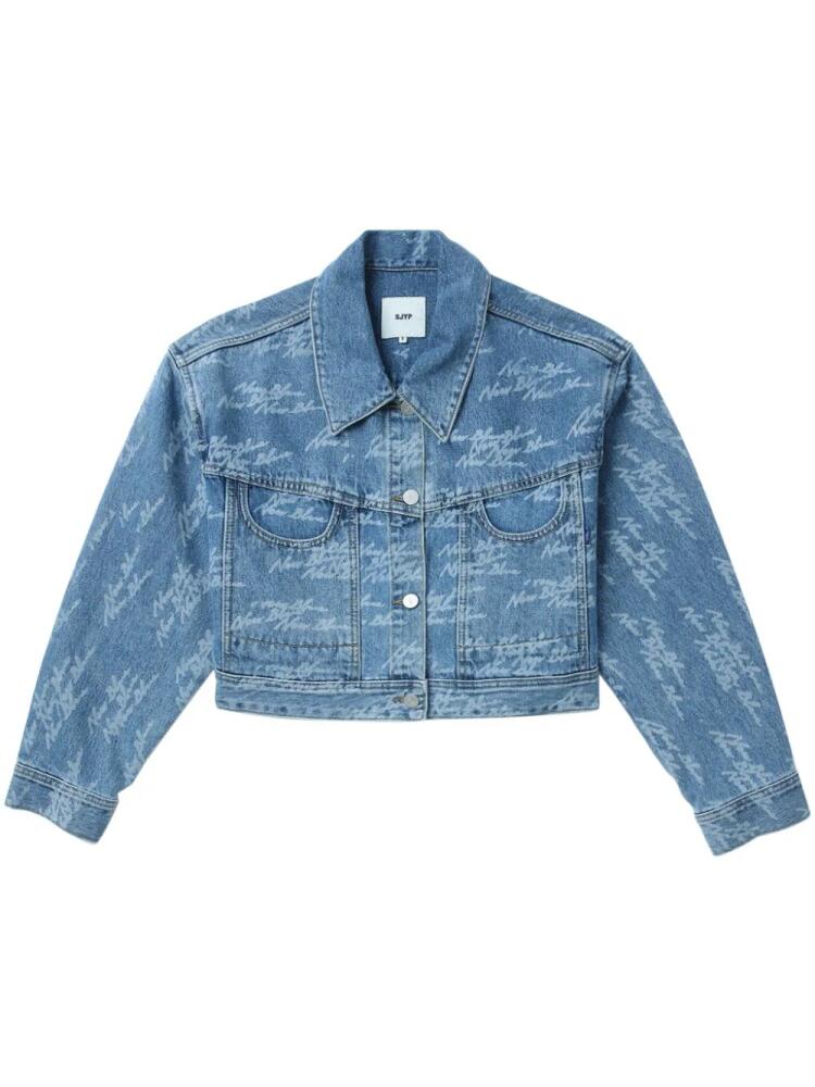 SJYP slogan-print cropped denim jacket - Blue Cover