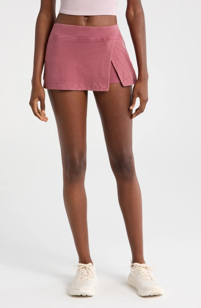 Free People FP Movement Hot Shot Miniskort in Sour Cherry Cover