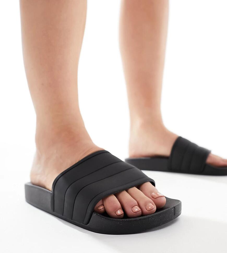 ASOS DESIGN Wide Fit Final pool slides in black Cover