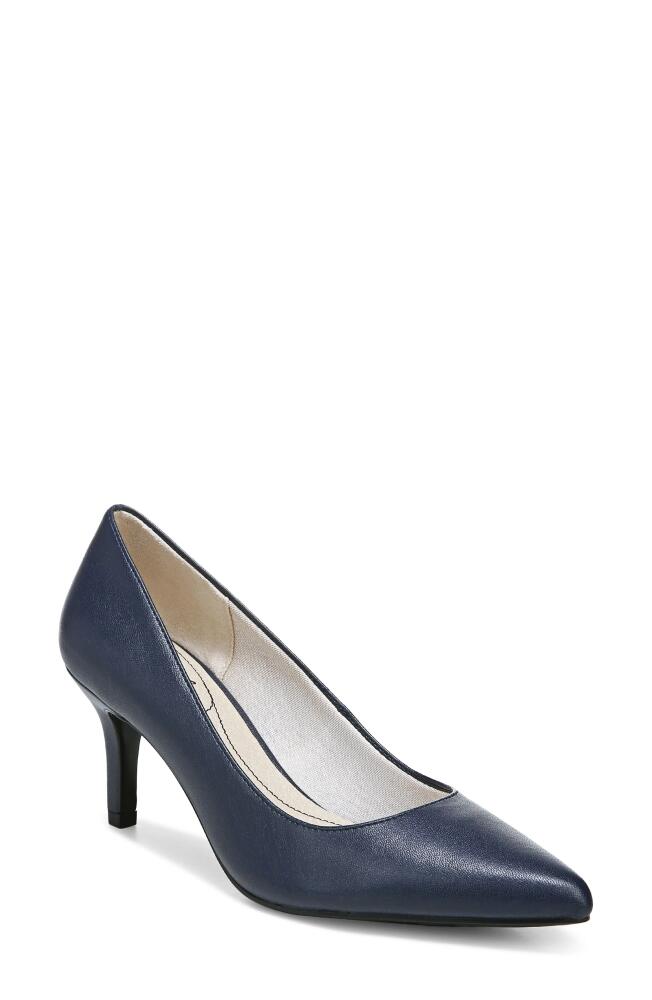 LifeStride Sevyn Pump in Lux Navy Cover