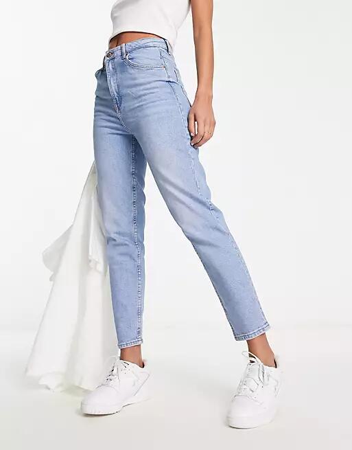 Bershka comfort fit mom jeans in light blue Cover