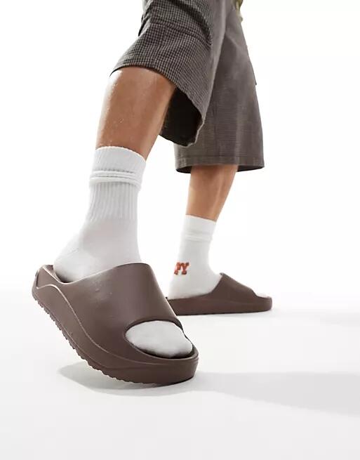 Pull & Bear chunky slides in brown Cover