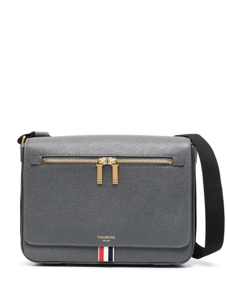 Thom Browne logo-lettering leather messenger bag - Grey Cover