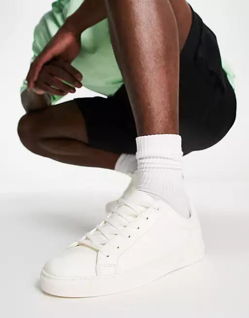 ASOS DESIGN sneakers in white Cover