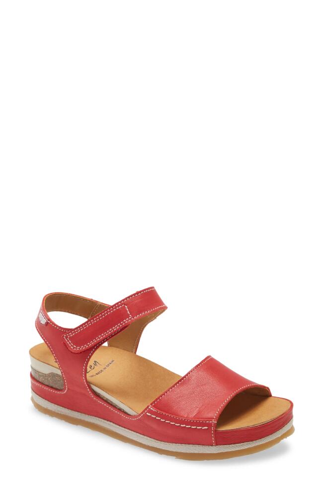 On Foot Platform Sandal in Rojo Cover